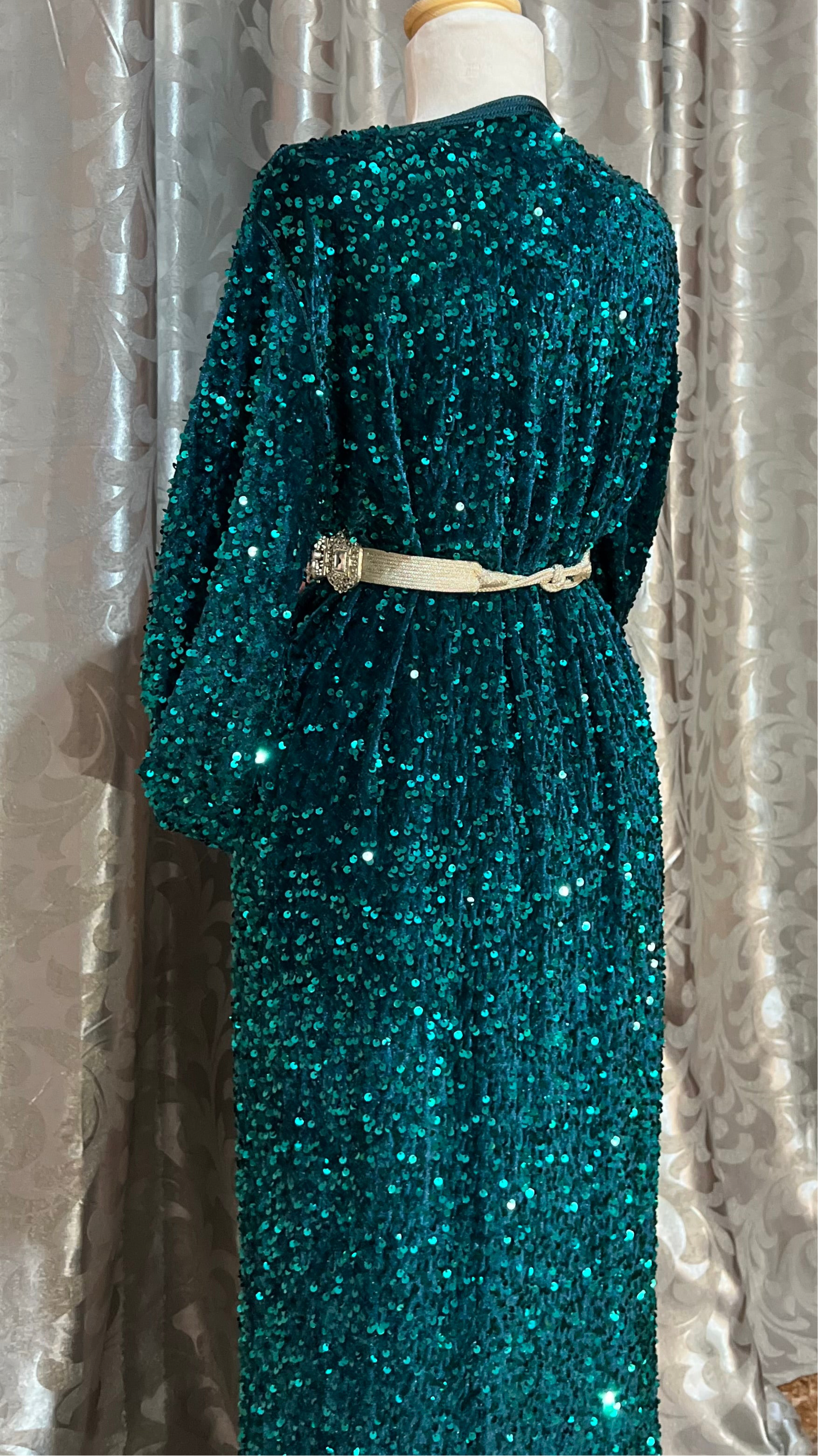 قفطان مميز باللون الأخضر الزمردي