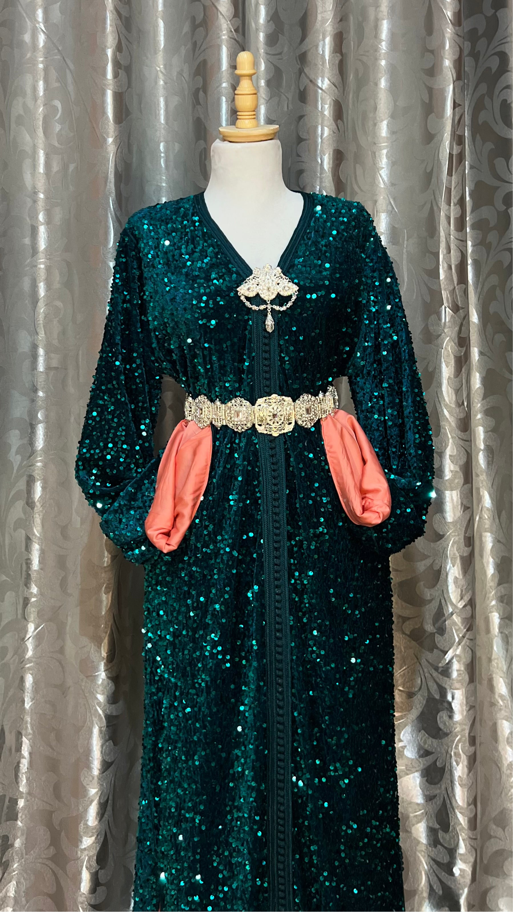 قفطان مميز باللون الأخضر الزمردي