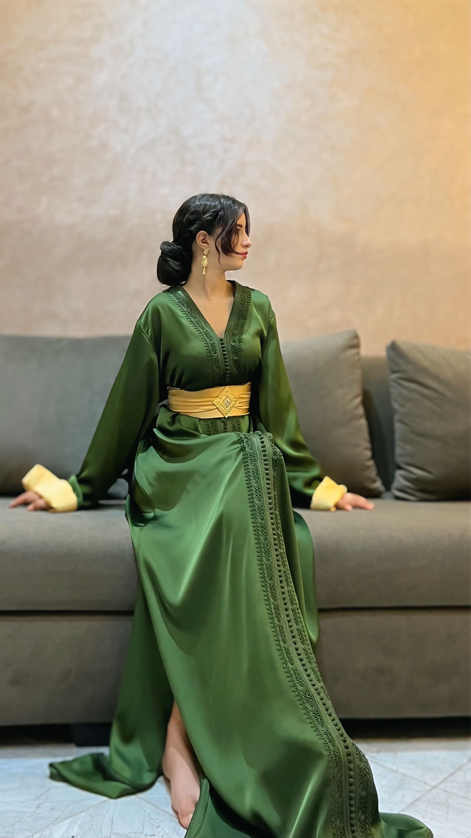 Kaftan vert olive avec des détails dorés