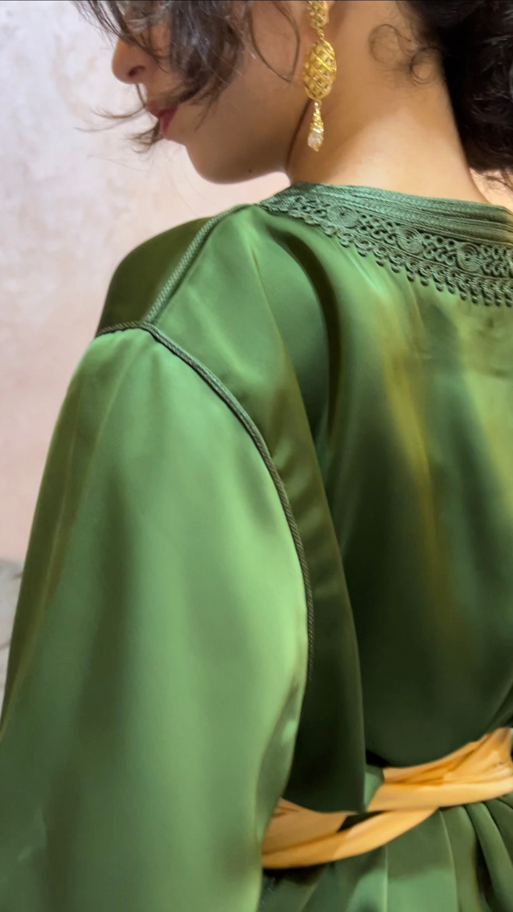Kaftan vert olive avec des détails dorés