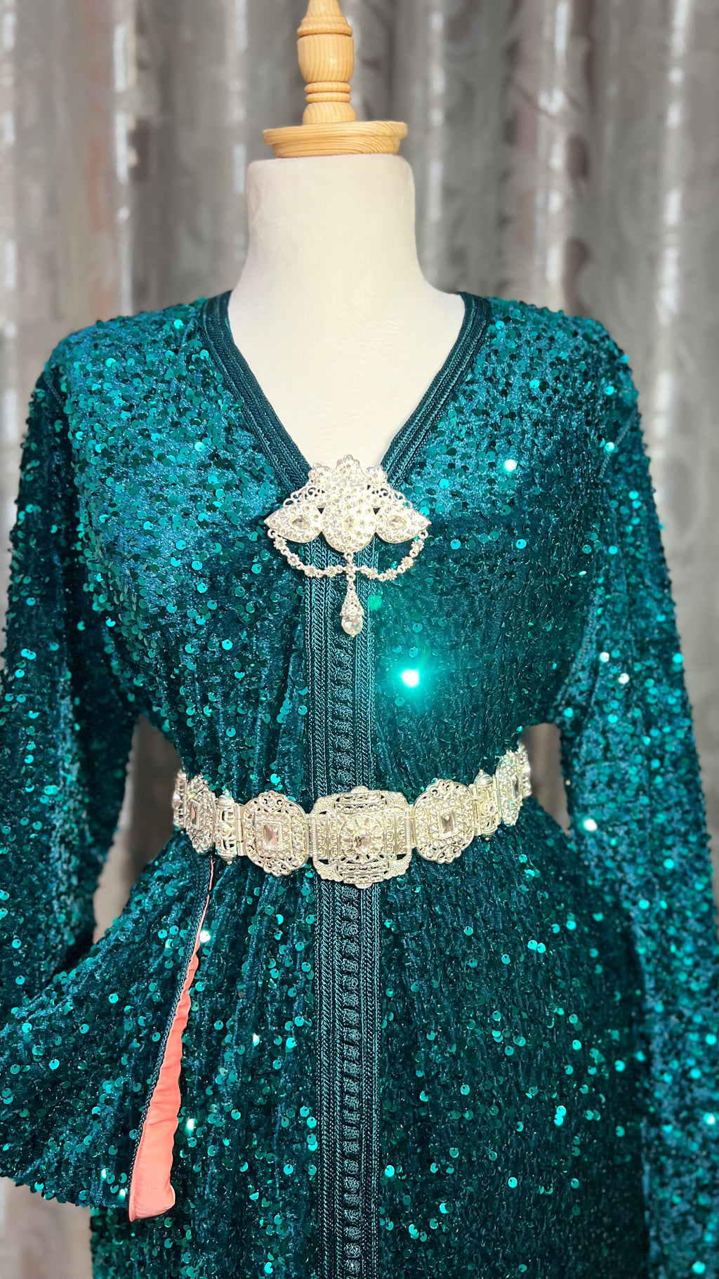 قفطان مميز باللون الأخضر الزمردي