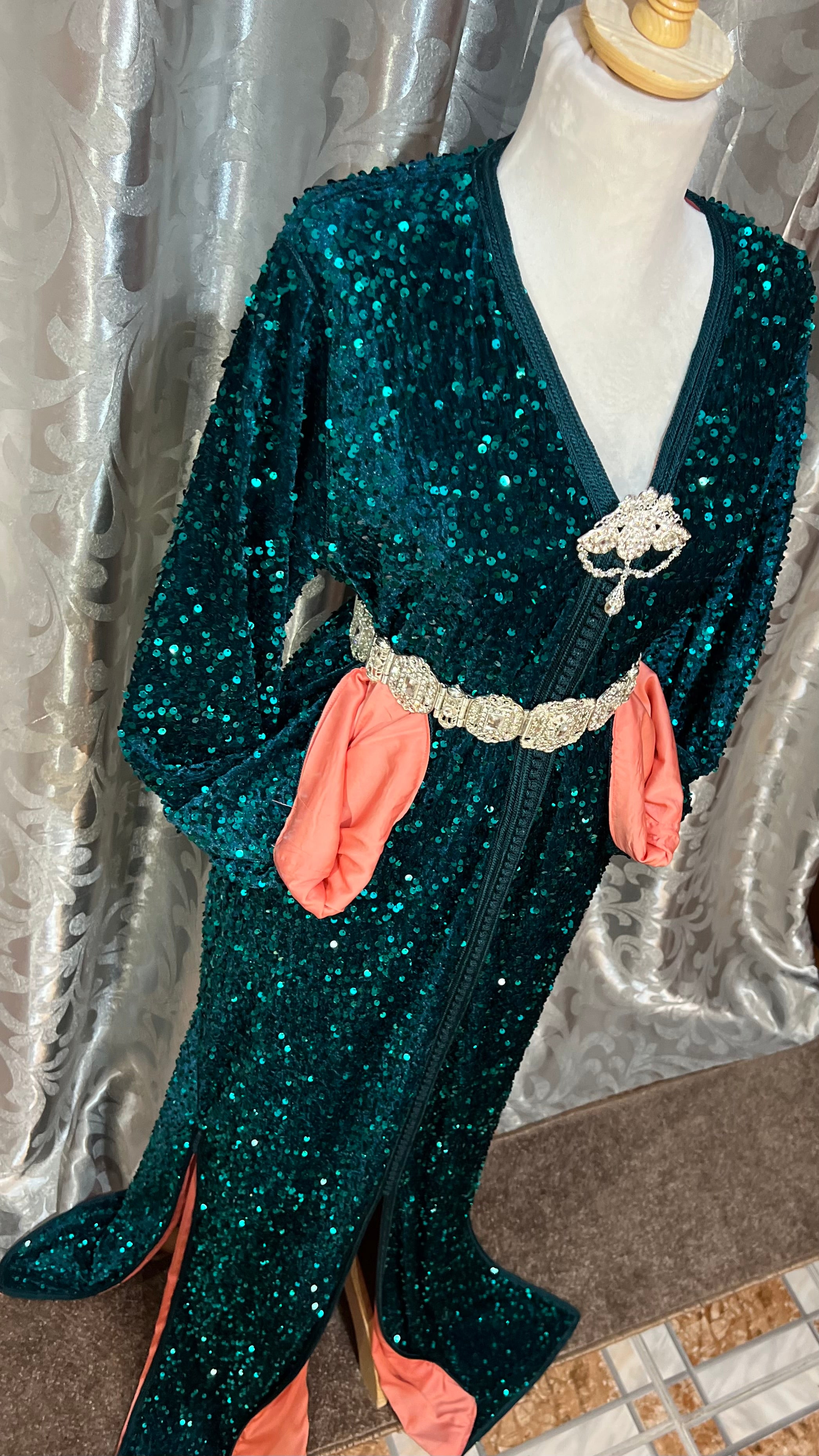 قفطان مميز باللون الأخضر الزمردي