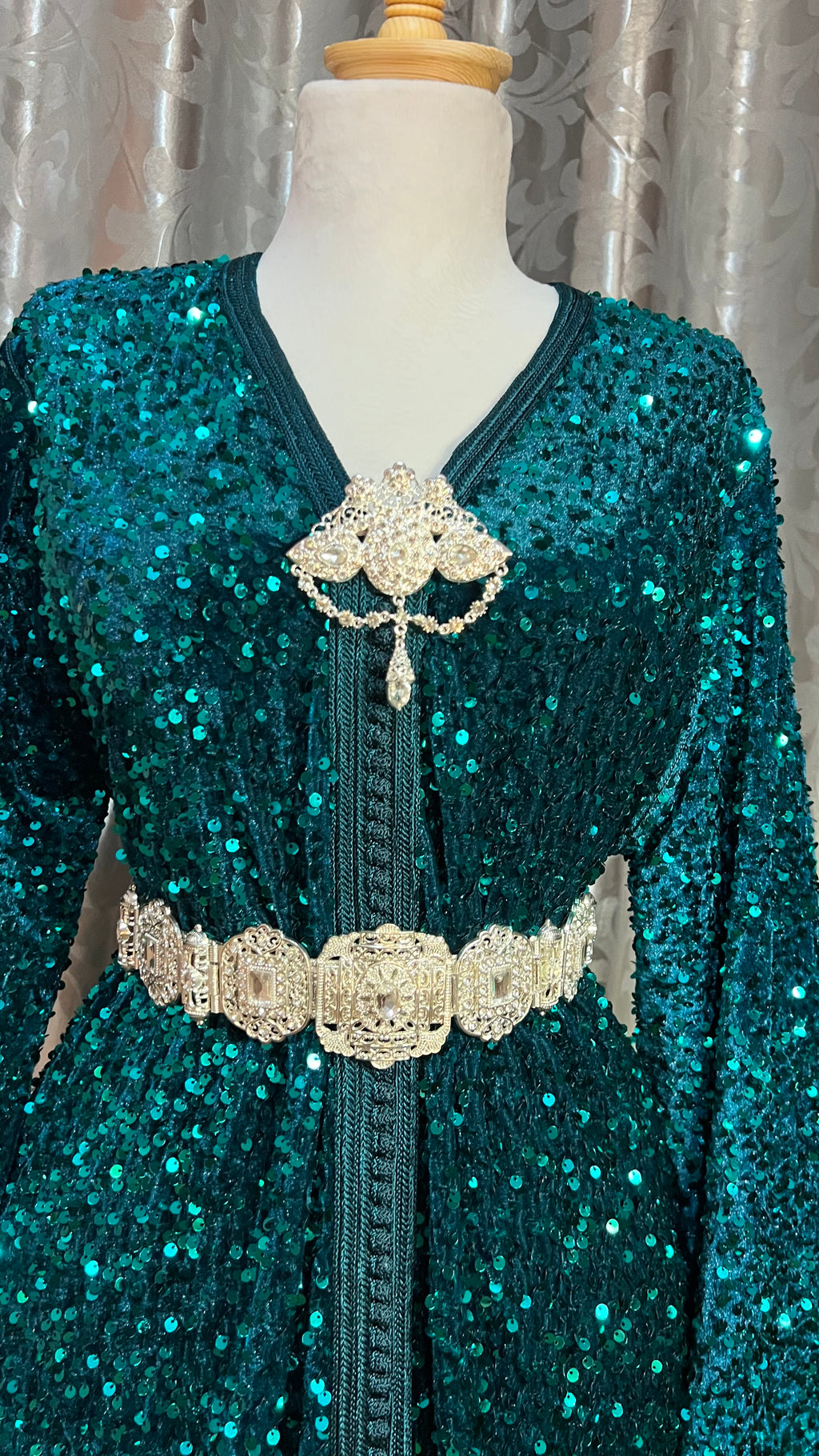 قفطان مميز باللون الأخضر الزمردي