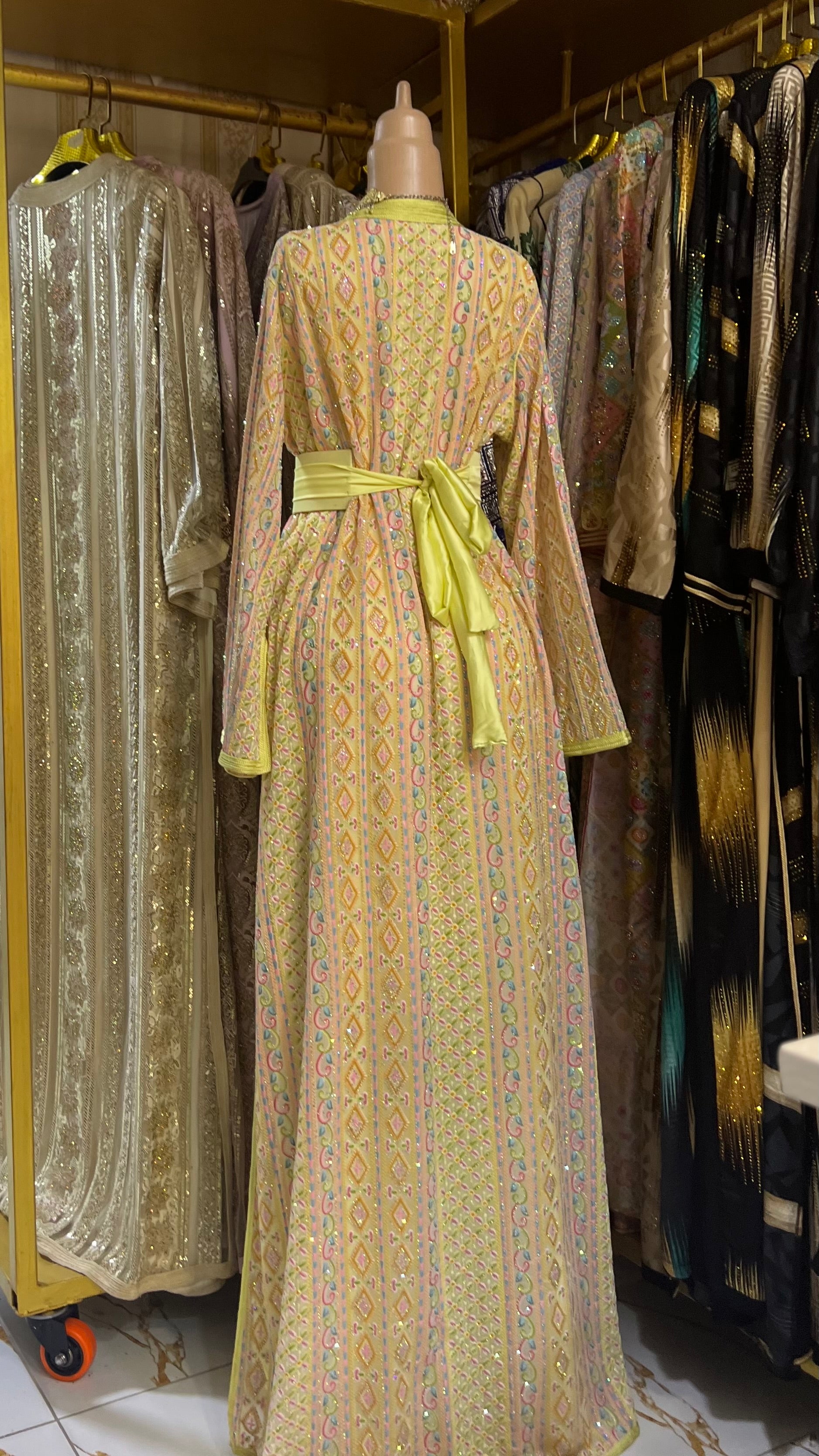 تاكيتا ساري